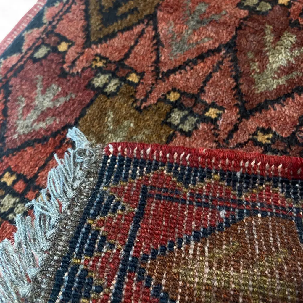 Rug - wool – pile, - densely woven - knotted tassels - black dentalated border – modern. 61.5 x 41cm Image 1++